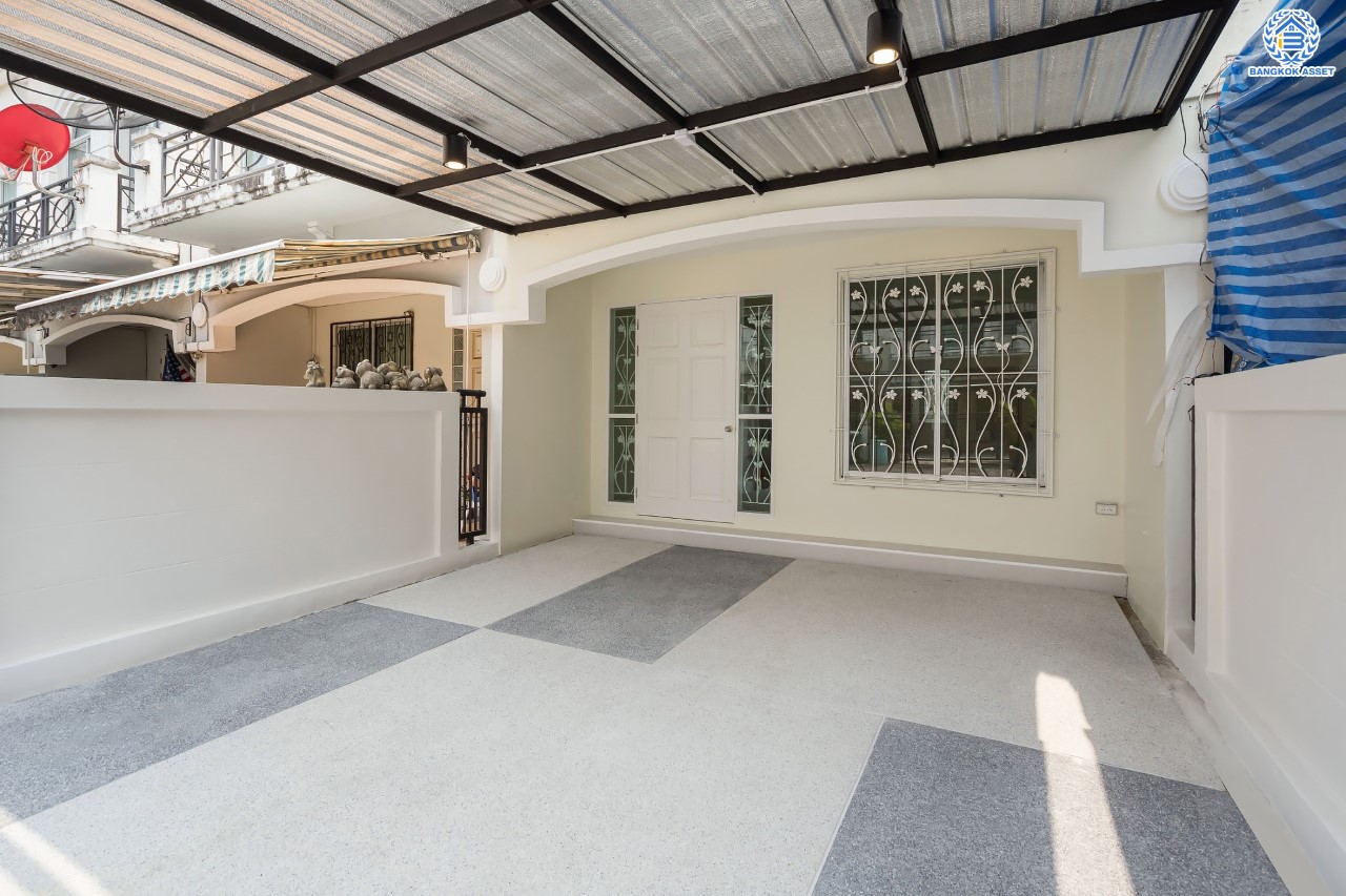 บ้านมือสองตกแต่งใหม่ ม.บ้านกลางเมืองสวิสทาวน์ เกษตร-นวมินทร์ แบรนด์ AP เนื้อที่ 20 ตร.ว. ฟังก์ชัน 3 ห้องนอน 3 ห้องน้ำ 1 ห้องอเนกประสงค์ จอดรถได้ 2 คัน ชีวิตแสนสงบ สภาพแวดล้อมเยี่ยม เชื่อมต่อ ถ.พหลโยธิน, ถ.เกษตร-นวมินทร์ ใกล้ ม.เกษตร, รถไฟฟ้าสายสีเขียว "สถานีมหาวิทยาลัยเกษตรศาสตร์" และทางด่วน "รามอินทรา-อาจณรงค์"...